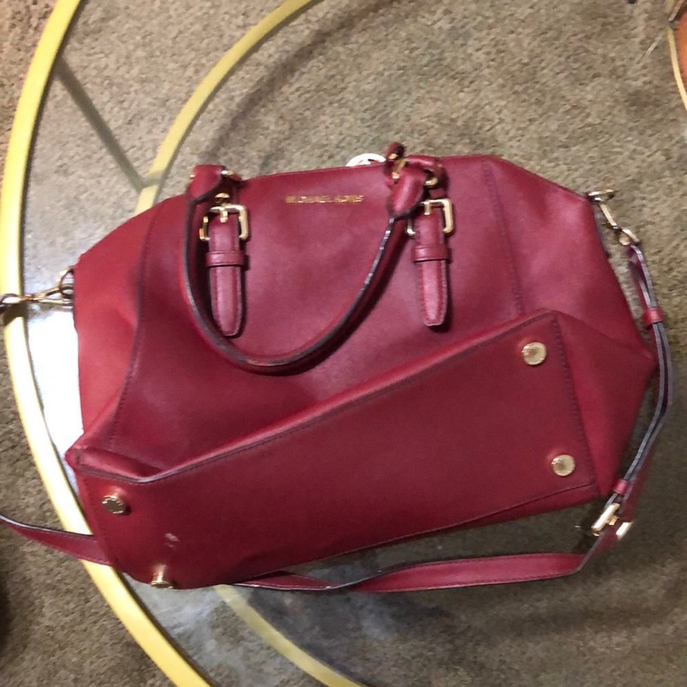 Red Michael Kors Purse. Never been used. Perfect condition. Make an offer
